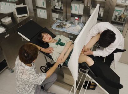 Bác sĩ yêu thương bệnh nhân trong lúc khám